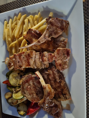 Mesni tanjur s povrcem i krumpiricima